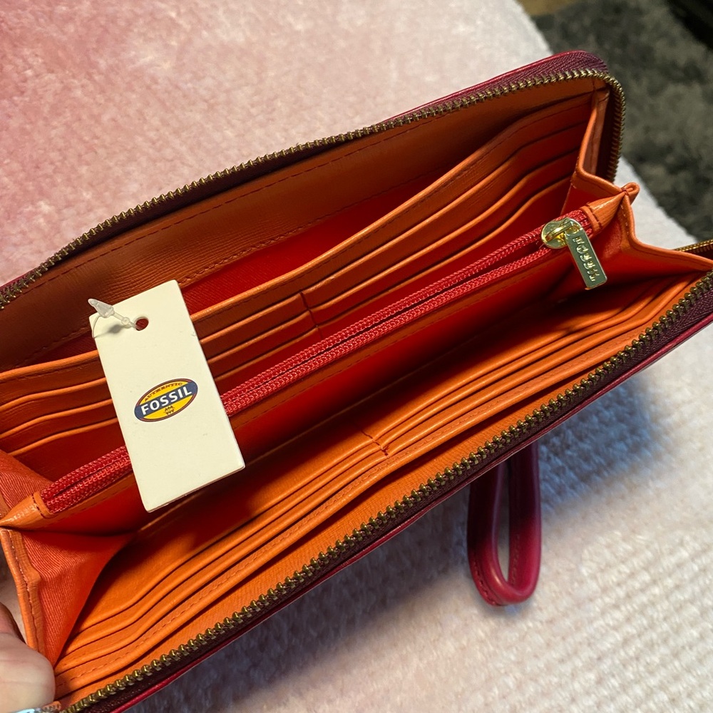 NWT! Fossil Crimson Leather Zip Wristlet Wallet - Picture 2 of 4